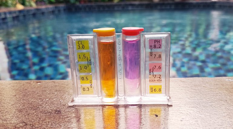 Penggunaan test kit pada saat proses perawatan kolam renang