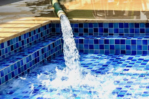 Proses penggantian air kolam renang