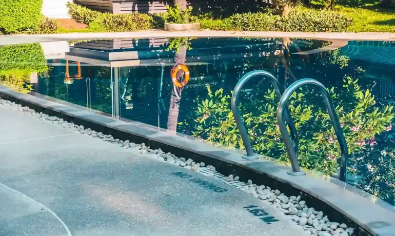 Tanda Peringatan No Diving di Kolam Renang
