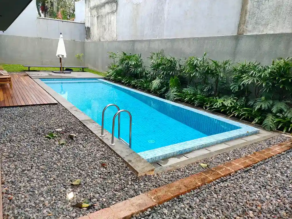 Kolam Renang dengan tangga darurat
