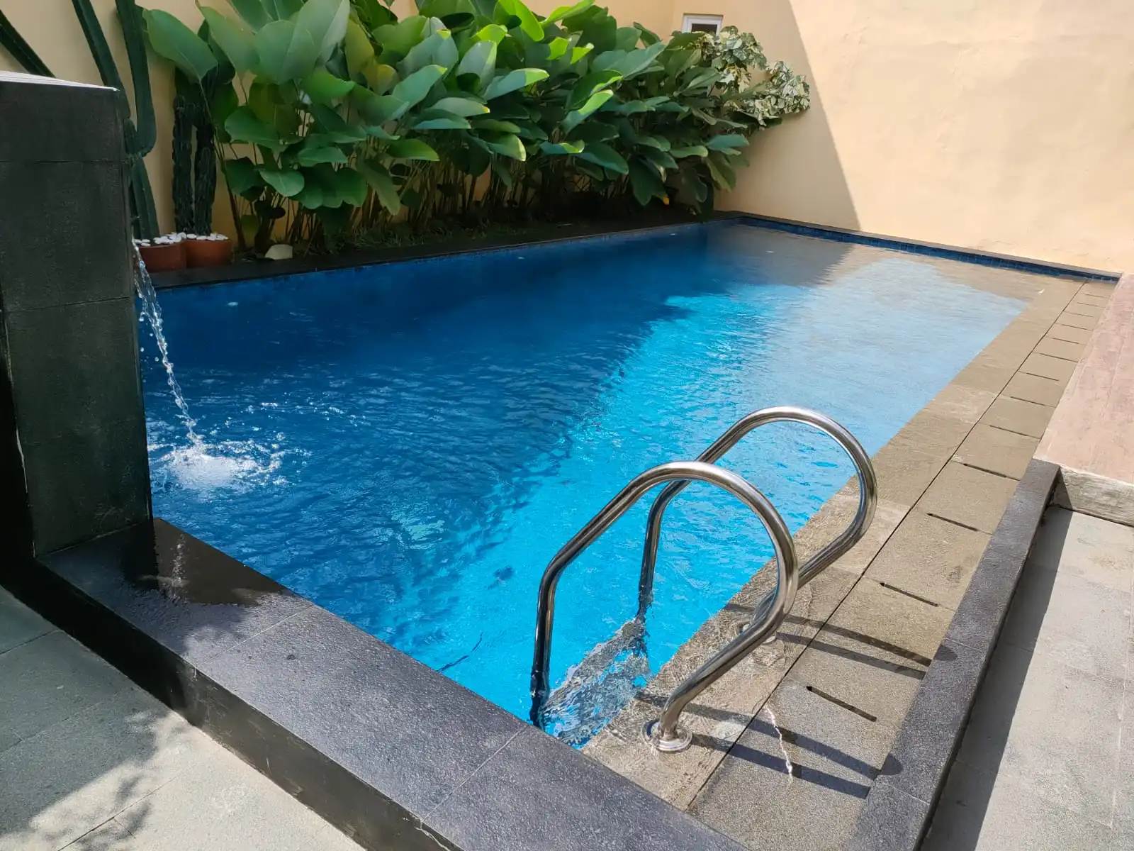 cara membersihkan kolam renang
