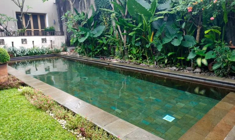 cara merawat kolam renang di rumah