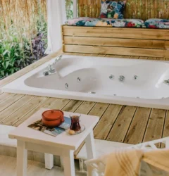 Jacuzzi yang dibangun di dalam rumah dengan dekorasi yang nyaman