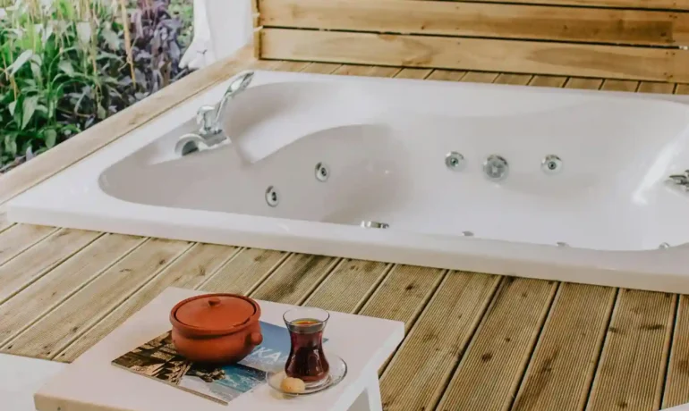 Jacuzzi yang dibangun di dalam rumah dengan dekorasi yang nyaman