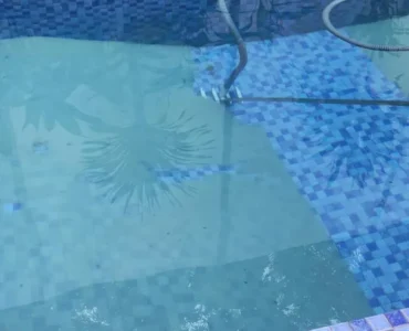 Jasa pembersihan kolam renang