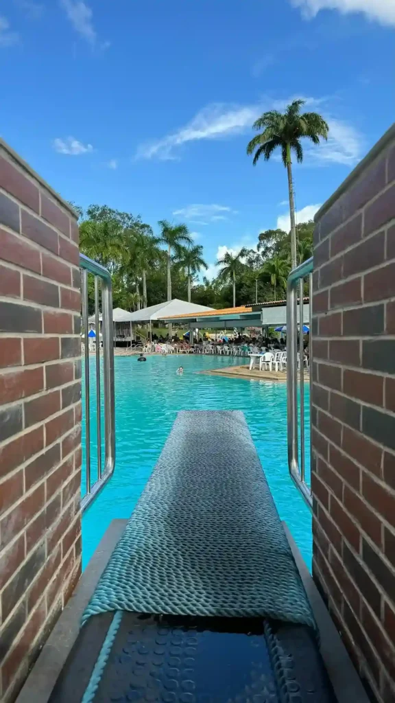 Papan selam di tepi kolam renang