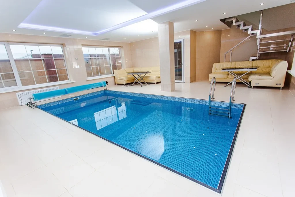Kolam renang di bagian dalam rumah yang diletakkan dibagian basement rumah