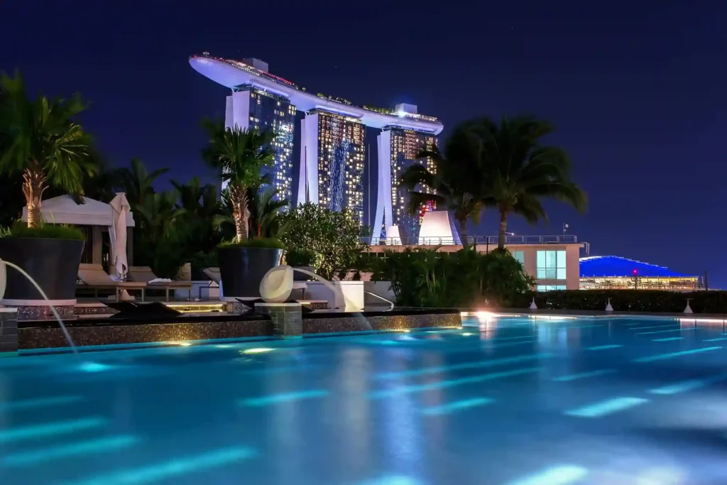 Pancuran air yang ada di kolam renang sebuah hotel