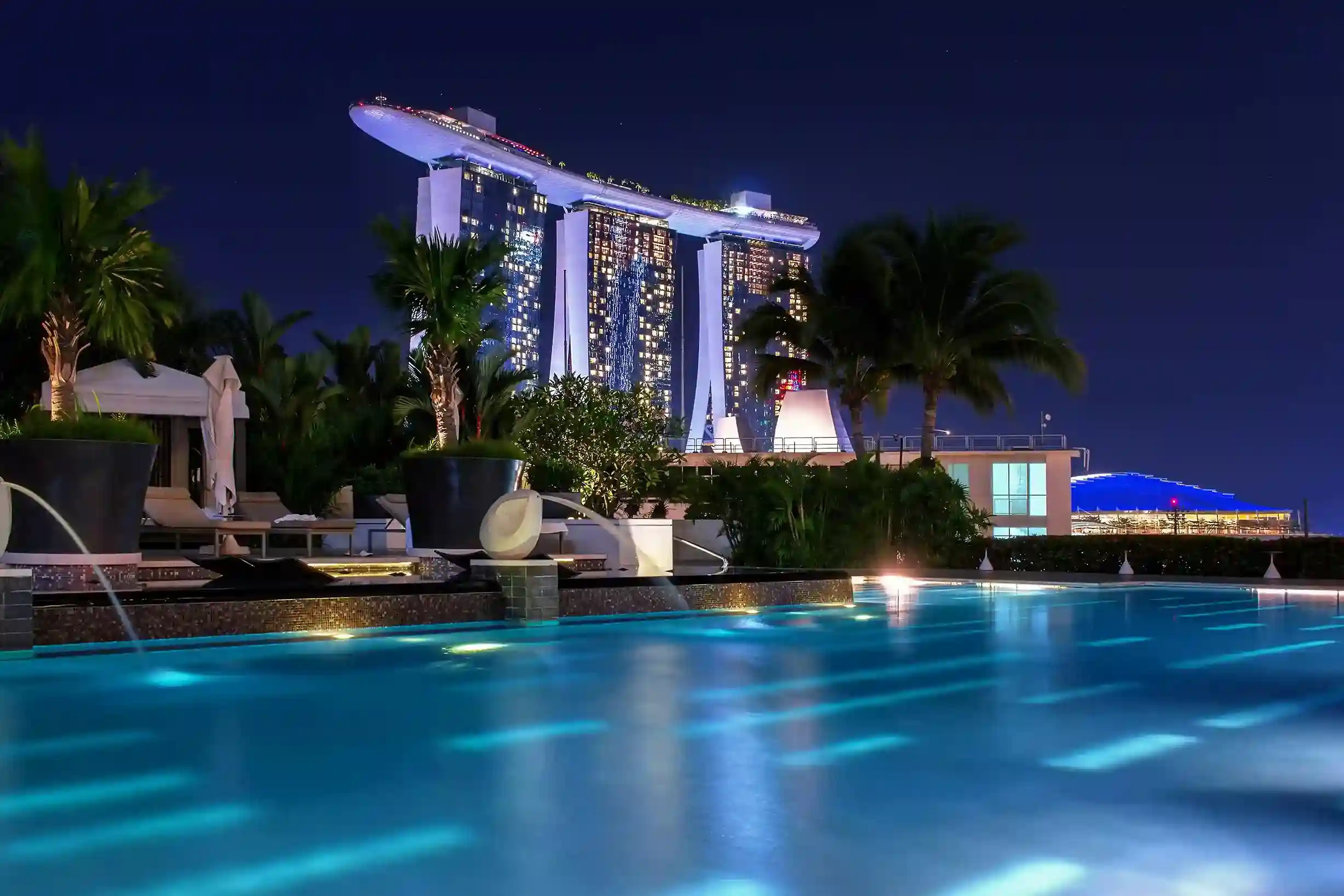 Pancuran air yang ada di kolam renang sebuah hotel