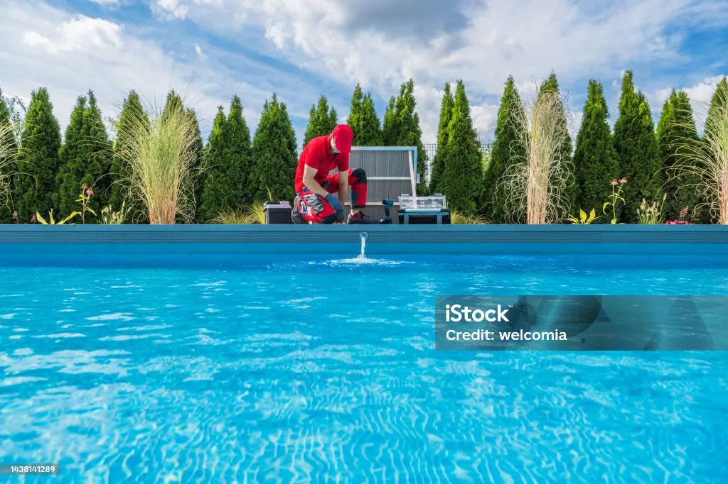 tenaga profesional melakukan perawatan kolam renang
